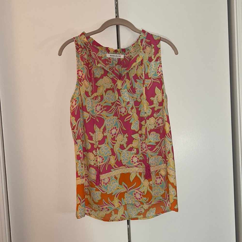Gorgeous flowy sleeveless top NWOT